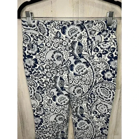 Chico's Women's Petite Paisley Cropped Pants Blue Size 00P(Chicos)  or 2P - Picture 6 of 13